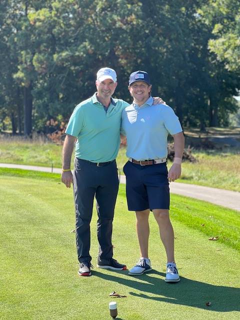 Two alums on the green together.